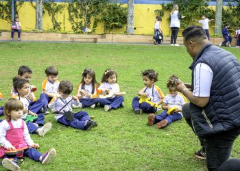 TOCANDO COM O PROFESSOR DE MÚSICA
