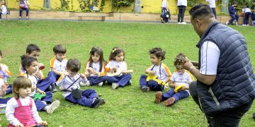 TOCANDO COM O PROFESSOR DE MÚSICA