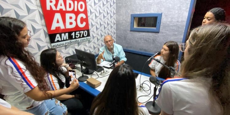 “Pod Alunos Piaget” visita emissora de rádio
