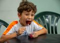 comendo fondue no colégio piaget