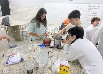 Alunos do 2º Médio produzem plástico biodegradável