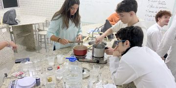 Alunos do 2º Médio produzem plástico biodegradável