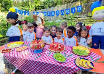 Só frutas na festa de aniversário do Sr. Lobato