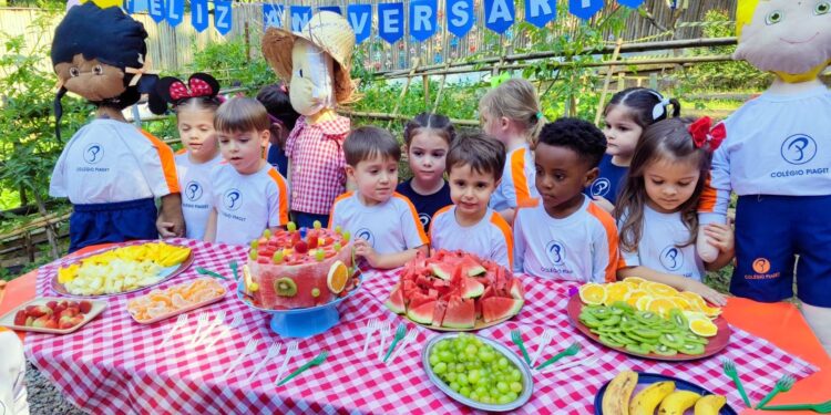 Só frutas na festa de aniversário do Sr. Lobato