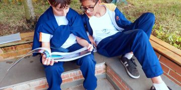 Atividades de livro bilíngue no Fundamental Anos Finais