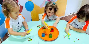 BRINCADEIRAS DE COORDENAÇÃO MOTORA FINA