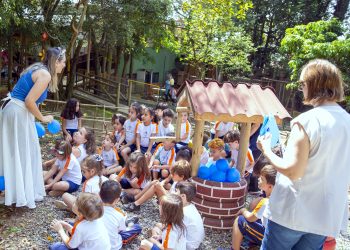 “Dona Áqua Flora” procura amigos pela floresta