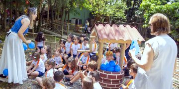 “Dona Áqua Flora” procura amigos pela floresta